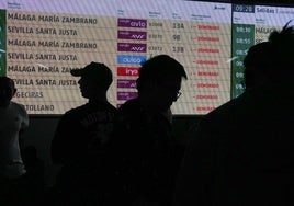 El apagón y el corte del AVE retan al Gobierno en su gestión de los servicios públicos