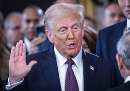 Donald Trump jura la Constitución, el pasado mes de enero, como presidente de EE UU.
