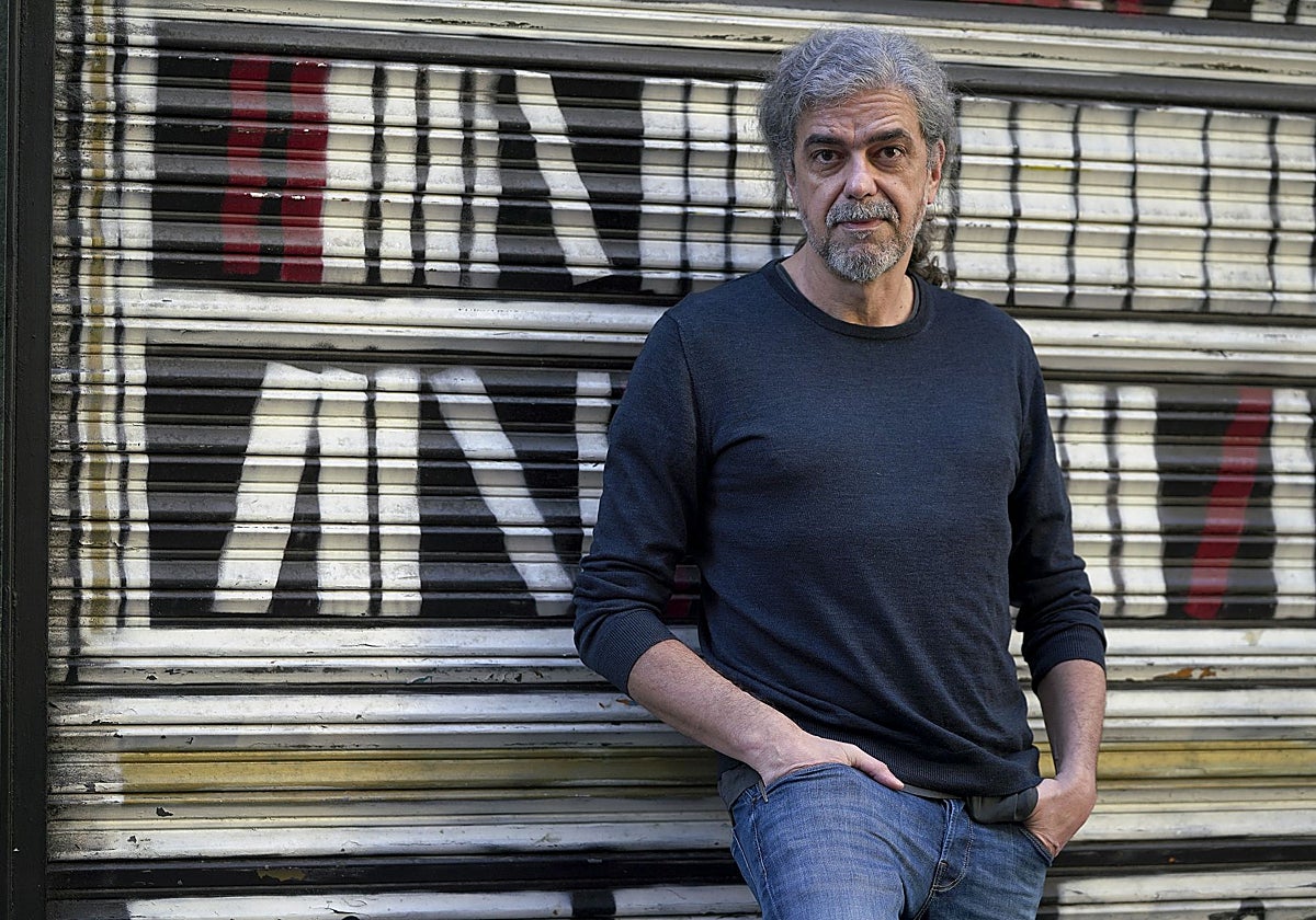 Fernando León de Aranoa, ante una librería de Madrid.