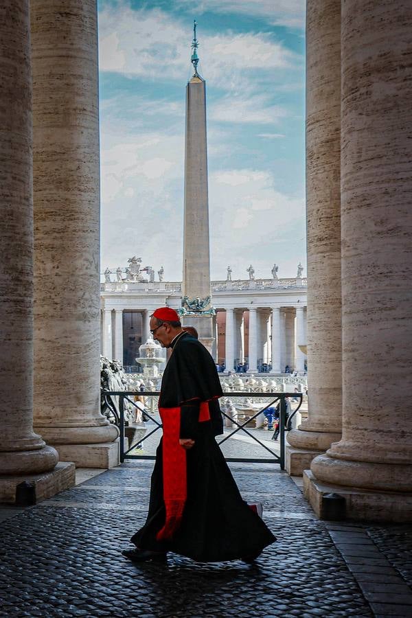 Los cardenales ultiman sus reuniones antes de encerrarse mañana en el cónclave