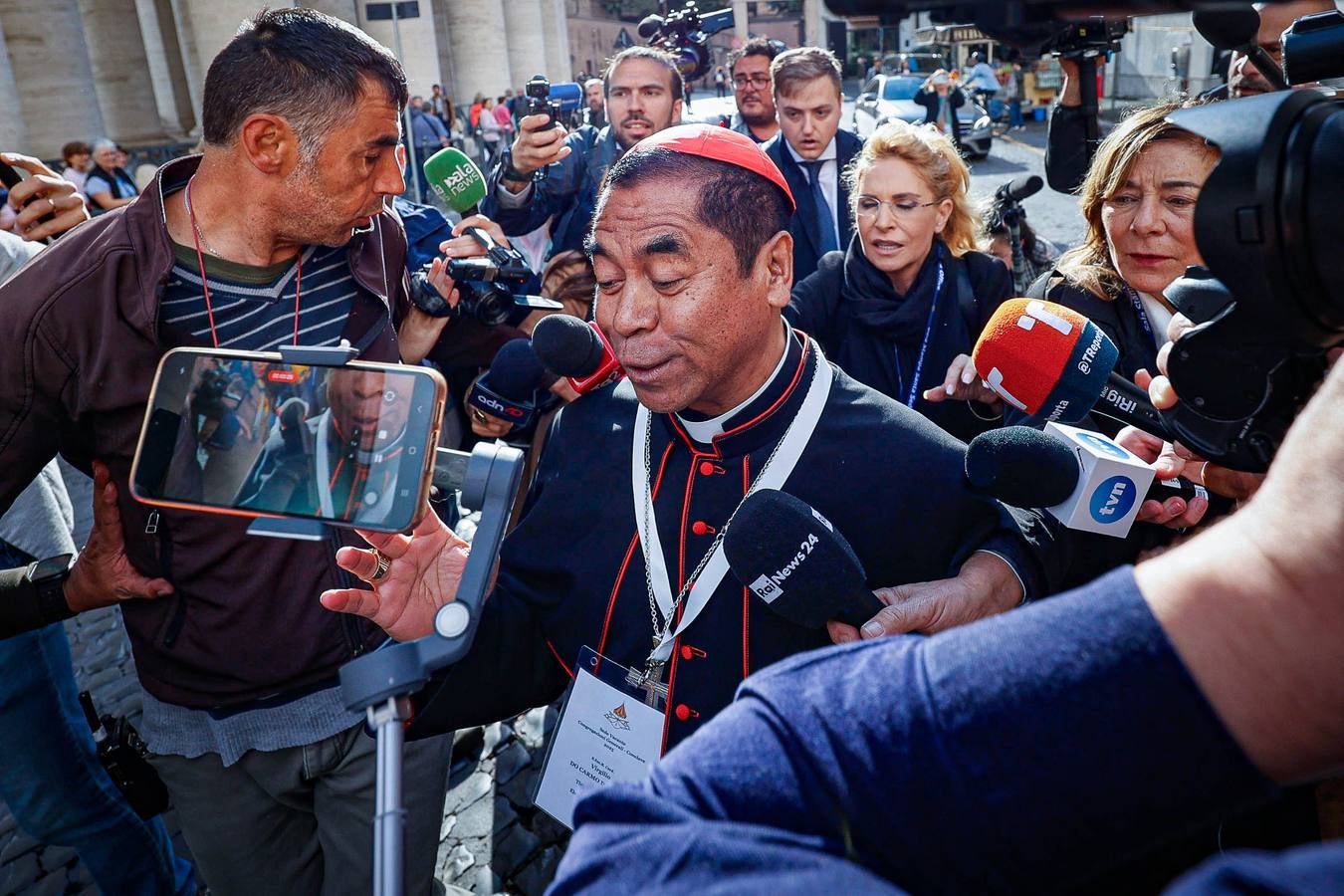 Los cardenales ultiman sus reuniones antes de encerrarse mañana en el cónclave