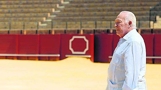 Curro Romero recibe el alta hospitalaria tras su ingreso por una infección renal