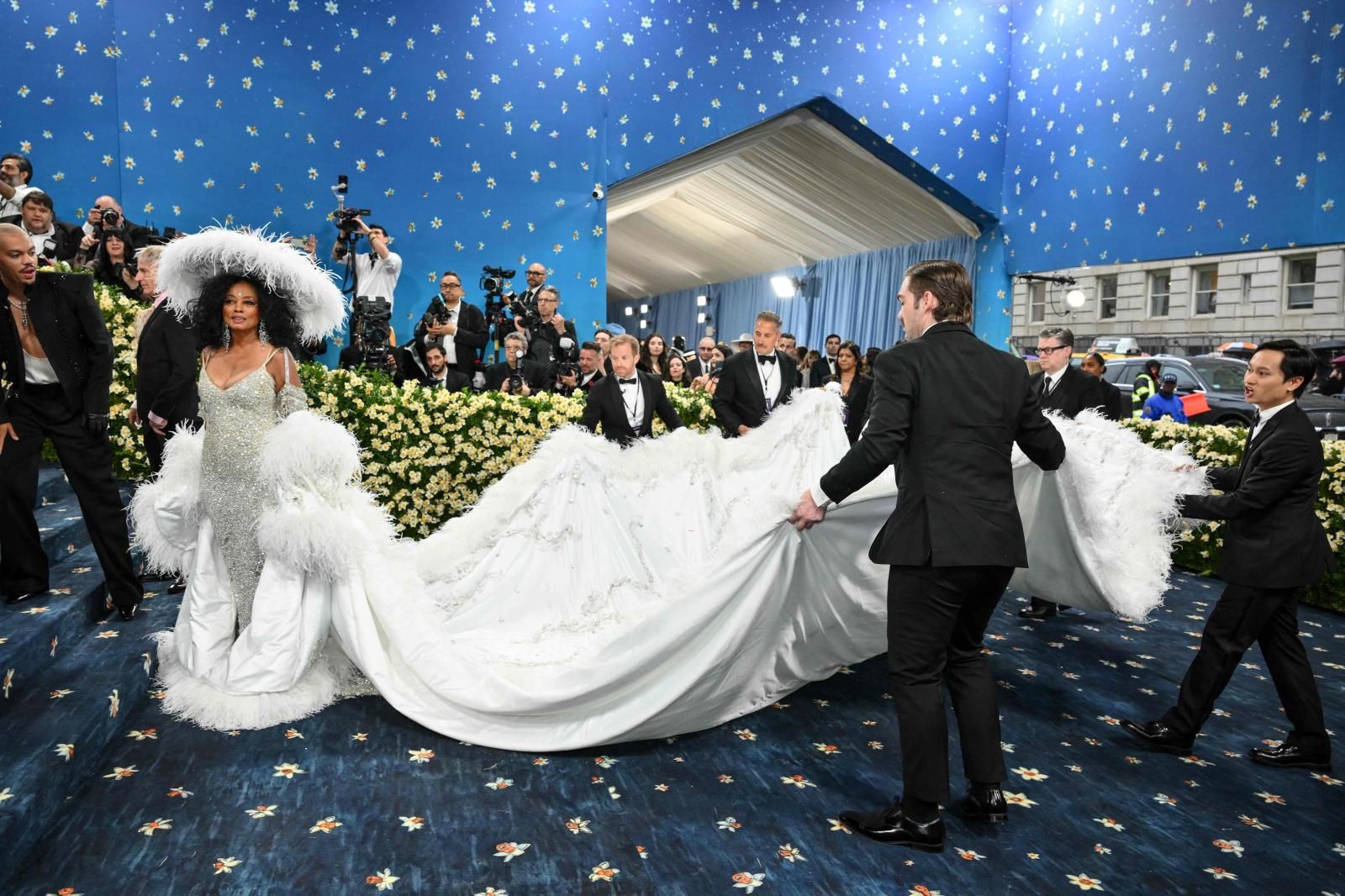 Diana Ross regresó a la Met Gala tras 22 años de ausencia con un estilismo con majestuosa capa firmado por Ugo Mozie.