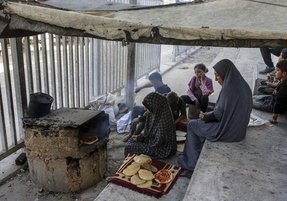 Un grupo de mujeres palestinas que han tenido que abandonar sus hogares en Gaza.
