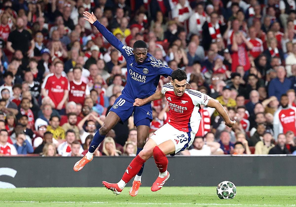 Dembélé disputa un balón con Merino en el partido de ida en el Emirates.