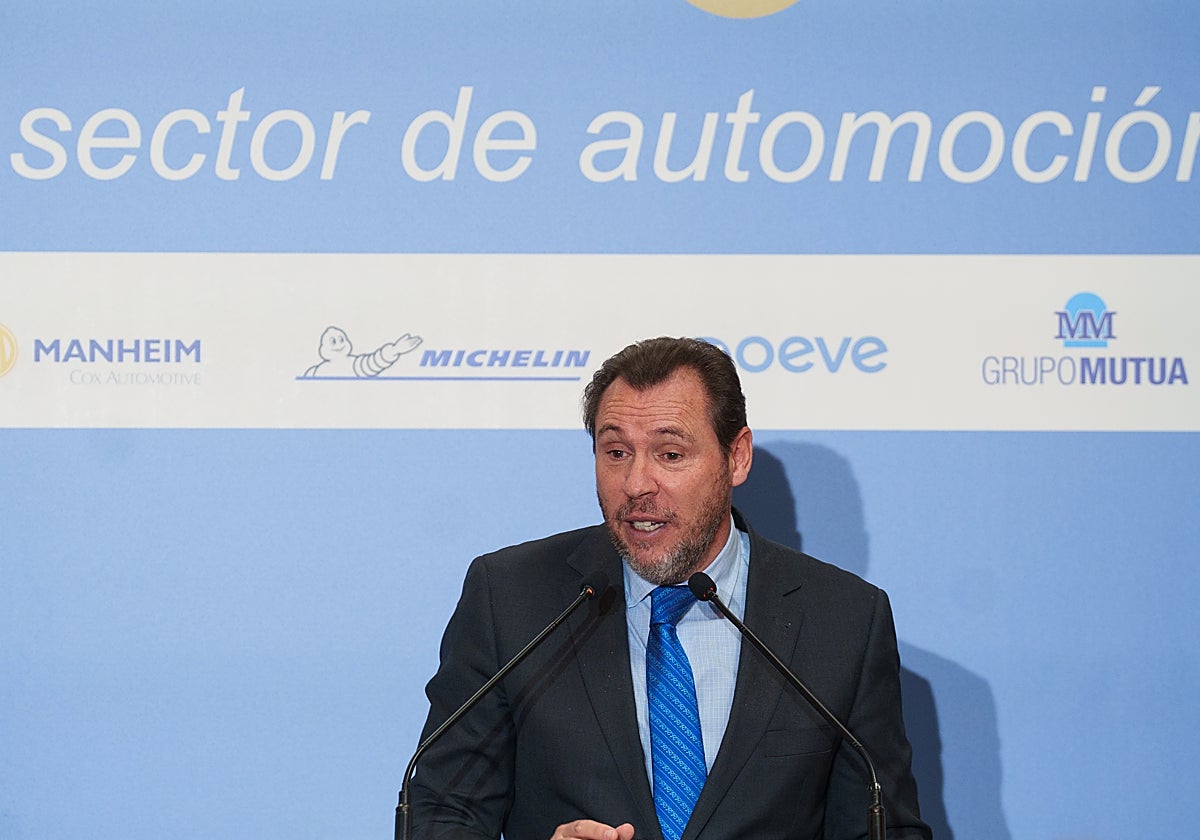 El ministro de Transportes, Óscar Puente, este martes en el acto del 30 aniversario de la Tribuna de la automoción en el Real Casino de Madrid