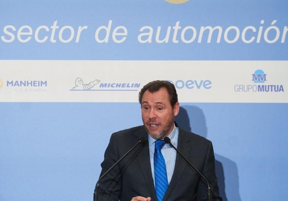El ministro de Transportes, Óscar Puente, este martes en el acto del 30 aniversario de la Tribuna de la automoción en el Real Casino de Madrid