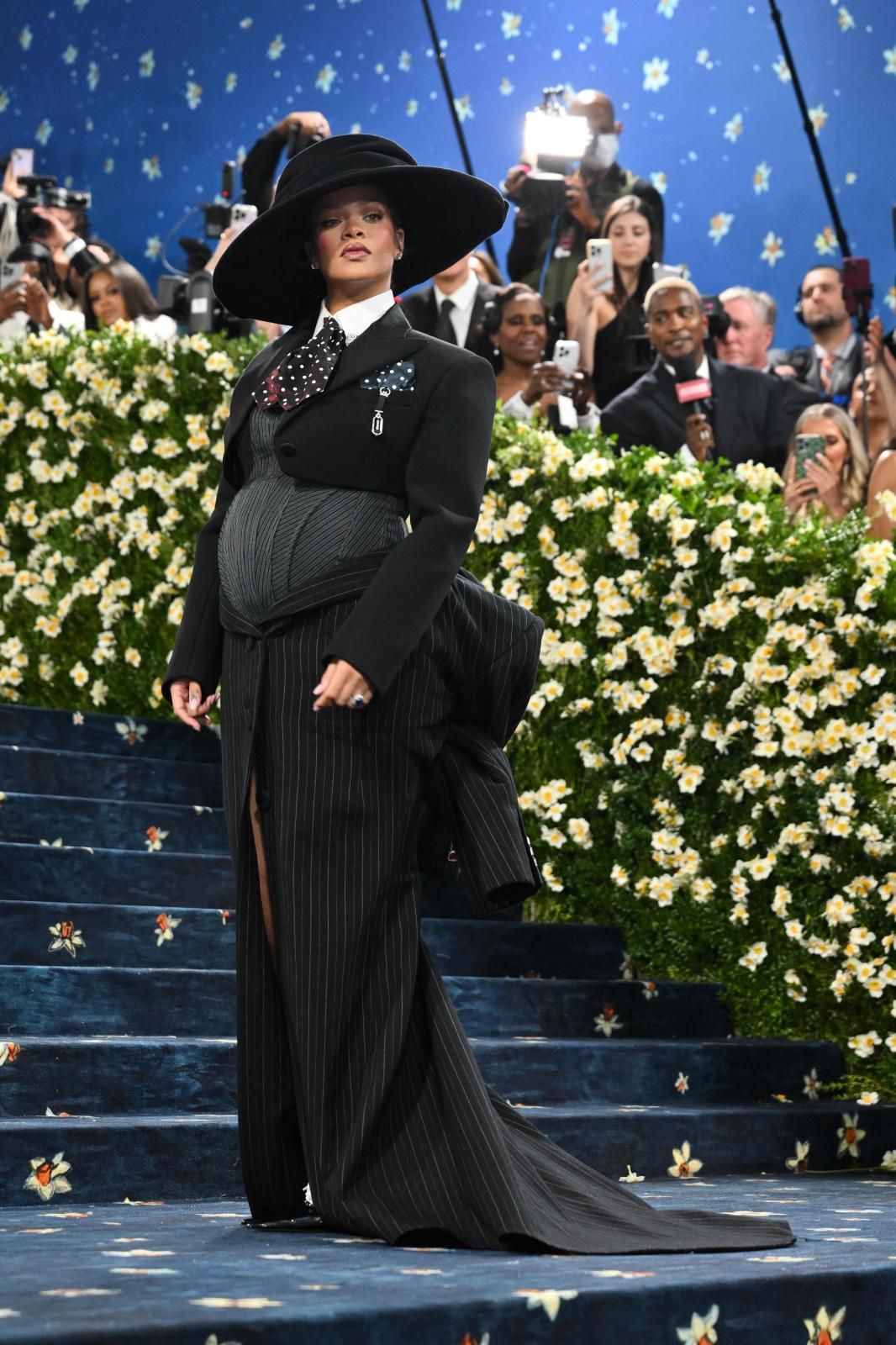 Rihanna desveló su tercer embarazo en la alfombra azul de la gala con un diseño de Marc Jacobs. 