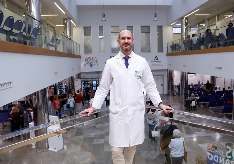 Carlos de la Cruz, head of the Neurology Service at the Clinical Hospital, poses for this interview.