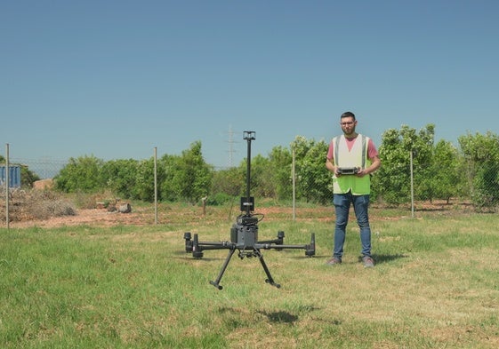 José Gómez, uno de los investigadores del CSIC, se dispone a elevar el Meteo-Dron.