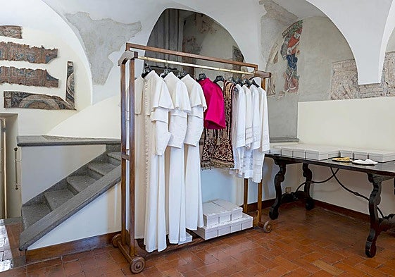 Así se viste un Papa, de los pies a la cabeza