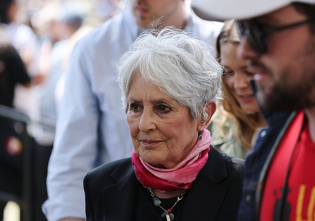 Joan Baez en un mitin de apoyo a Bernie Sanders.