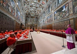 Fumata negra y con retraso en el primer día del cónclave