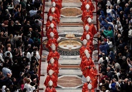 Los cardenales entran en la basílica de San Pedro antes del inicio del cónclave.