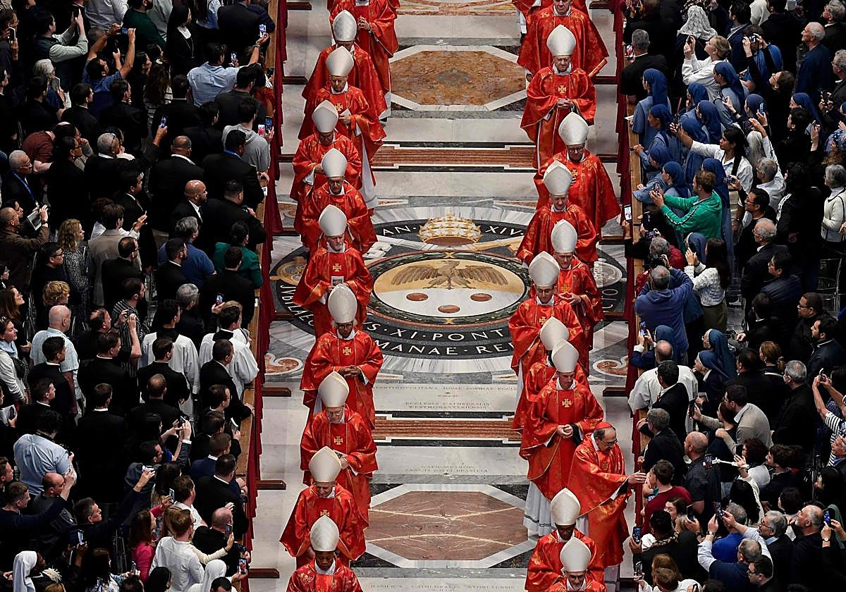 Los cardenales entran en la basílica de San Pedro antes del inicio del cónclave.