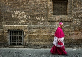 Un obispo católico camina por una calle trasera cerca del Vaticano momentos antes del cónclave.