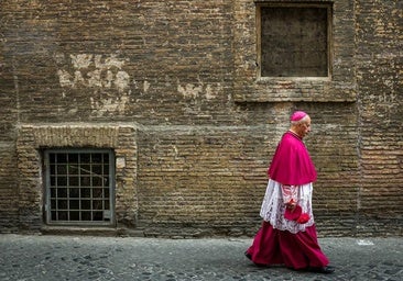 El Vaticano publicó este martes fotos de la Capilla Sixtina, lugar donde se celebrará el cónclave.