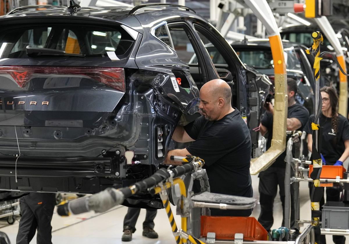 Los 27 respaldan dar a los fabricantes de coches hasta 2027 para cumplir los objetivos de reducción de CO2