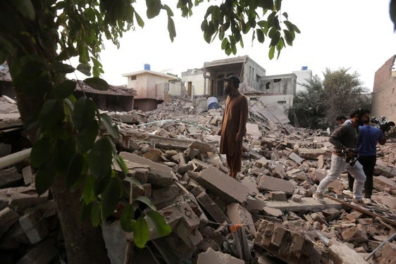 Un hombre observa un edificio destruido tras los ataques con misiles indios en la localidad paquistaní de Muridke.