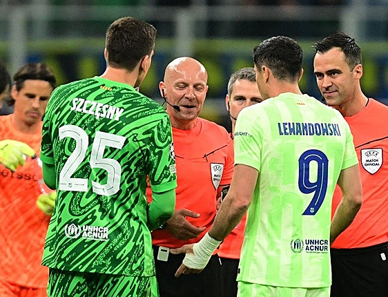 Los polacos Szczesny y Lewandowski piden explicaciones a su compatriota Szymon Marciniak.