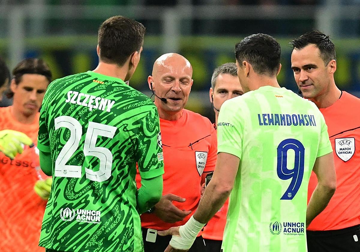 Los polacos Szczesny y Lewandowski piden explicaciones a su compatriota Szymon Marciniak.