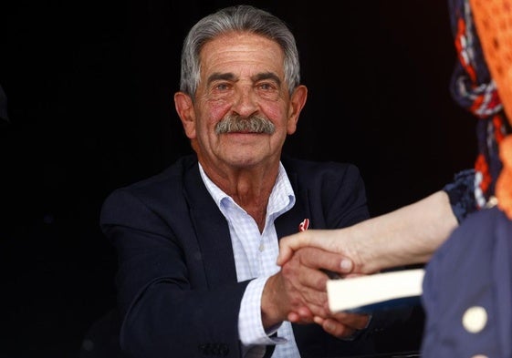El expresidente de Cantabria, Miguel Ángel Revilla, durante el día de Sant Jordi..
