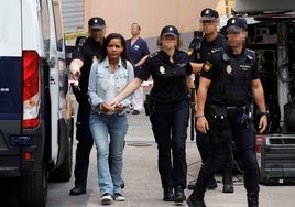 Ana Julia Quezada es traslada por la Policía al juicio