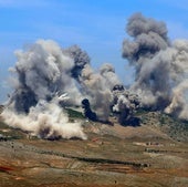 Columnas de humo se elevas tras un ataque aéreo israelí en la región de Nabatieh, en el sur del Líbano.