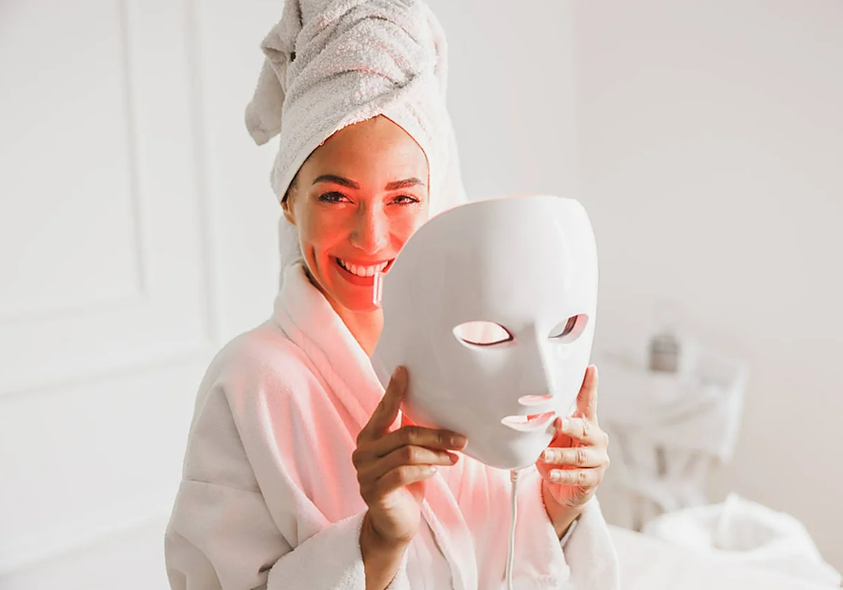 Adiós a las marcas de acné y las arrugas con esta máscara de luz LED que es idéntica a la que usan las influencers en TikTok