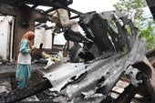 Una mujer observa los daños a una vivienda causados por los bombardeos de Pakistán en la localidad india de Baramulla.