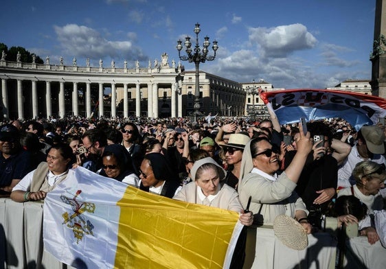 Alegría en la plaza de San Pedro del Vaticano al ver la fumata blanca que anunciaba la elección del nuevo Papa.