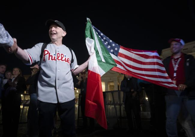 Un ciudadano estadounidense celebra la elección de su compatriota como nuevo Papa.