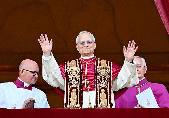 El Papa León XIV se asoma al balcón de San Pedro.