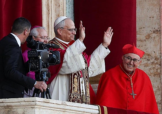 El nuevo Papa saluda desde el balcón de San Pedro.