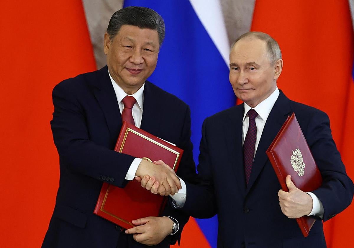 El presidente ruso, Vladímir Putin, estrecha la mano de su homólogo chino, Xi Jinping, durante su encuentro de este jueves en Moscú.