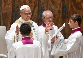 León XIV durante su primera misa en la Capilla Sixtina