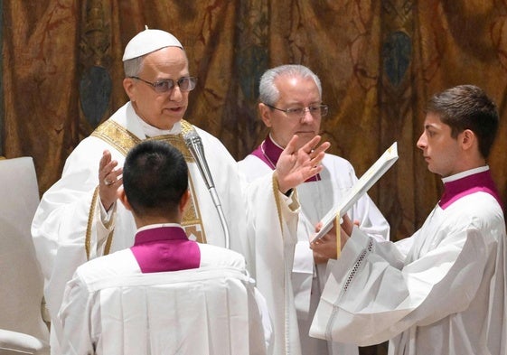 León XIV durante su primera misa en la Capilla Sixtina