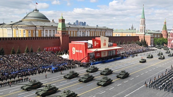 Los tanques rusos desfilan ante la tribuna de invitados en la Plaza Roja.