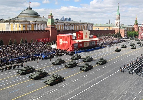 Los tanques rusos desfilan ante la tribuna de invitados en la Plaza Roja.