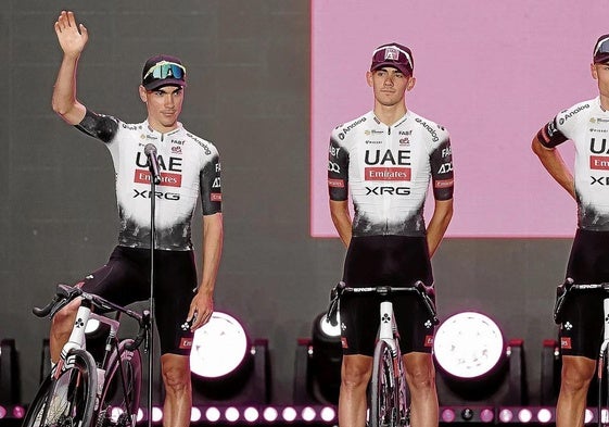 Juan Ayuso, a la izquierda, saluda en la presentación del Giro en Albania.