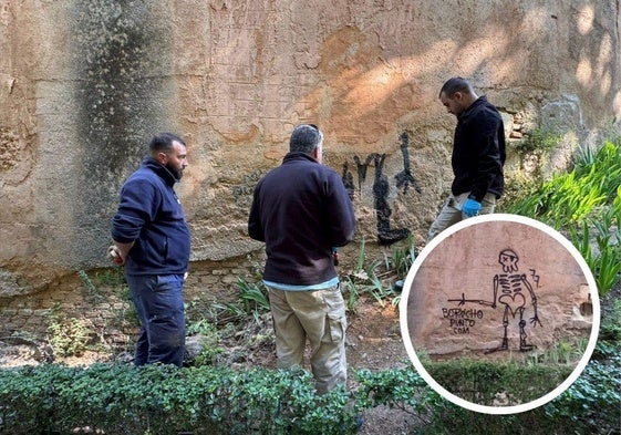 Trabajadores del Patronato de la Alhambra y el Generalife durante el proceso de borrado del grafiti en la mañana de este viernes. En el círculo, la pintada.