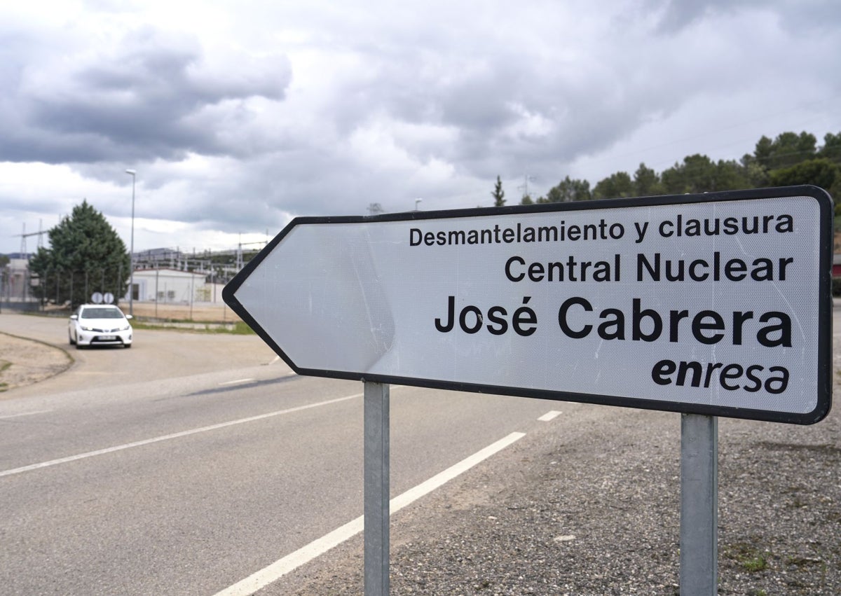 Imagen secundaria 1 - El ingeniero José María Hidalgo, extrabajador de la central (arriba), el único cartel de la carretera que indica la existencia de la antigua planta atómica y el poblado fantasma de la nuclear.