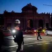 Varios policías regulan el tráfico durante la noche del apagón en Madrid.