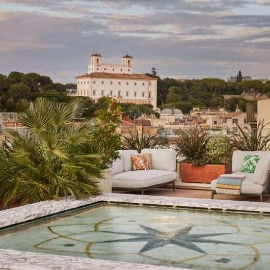 Parece un museo, pero es el hotel favorito de la alta sociedad italiana: lámparas de Murano, mosaicos artesanales y vistas al Mausoleo de Augusto