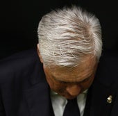 Carlo Ancelotti, cabizbajo, en el banquillo del Real Madrid.