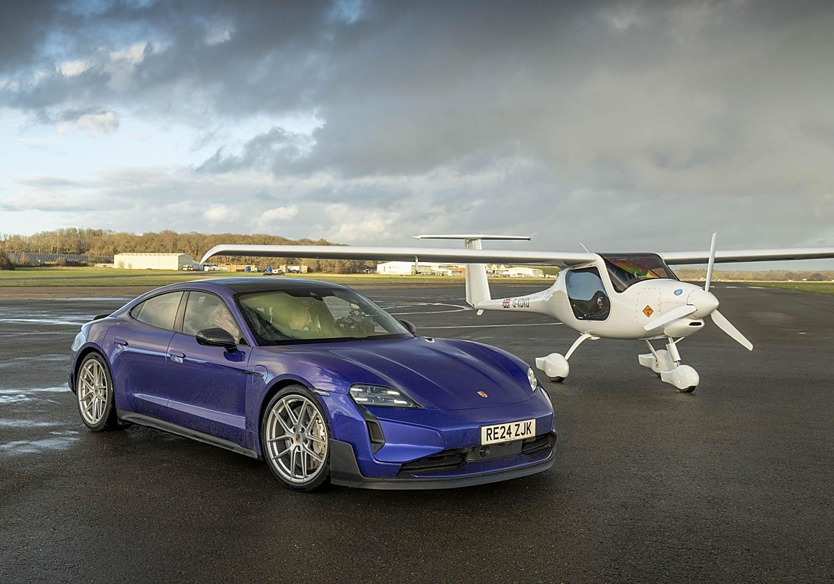 Coche frente avión eléctrico