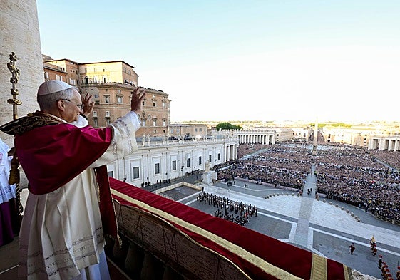 El Papa, en el balcón de la Basílica de San Pedro.