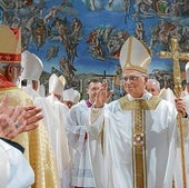 Los purpurados aplauden al Papa León XIV con 'El Juicio' de Miguel Ángel de fondo en la Capilla Sixtina.