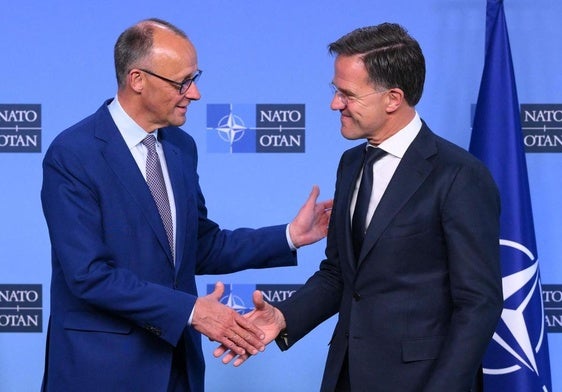 El canciller alemán, Friedrich Merz y el secretario general de la OTAN, Mark Rutte, este viernes en Bruselas.