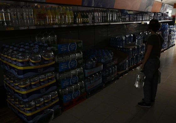 Vista de un supermercado durante el apagón en una gasolinera de Castellón